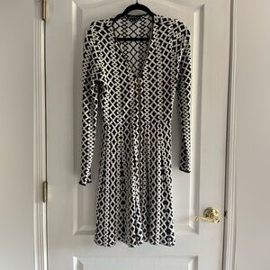 Black and White Long Sleeve Gold Zipper Dress
